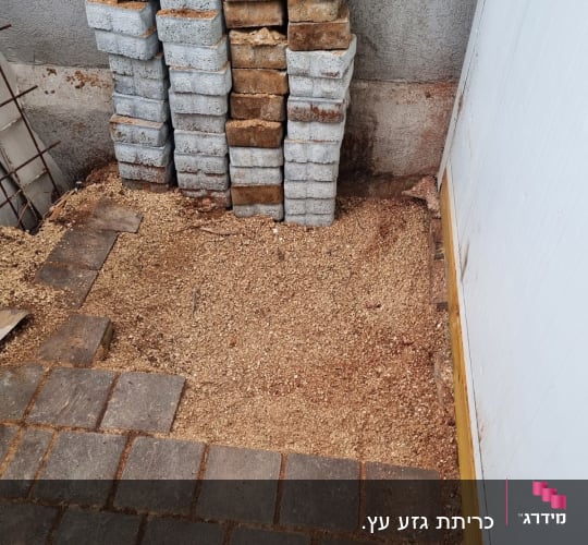 ערימת אבנים משתלבות על קרקע חצץ בגינה